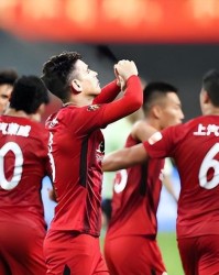 NG南宫28-上港后腰位置还有一张底牌！将在中超正式亮相挑大梁，值得期待