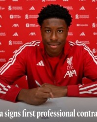 官方：18岁后卫艾罗博马与利物浦签下首份职业合同